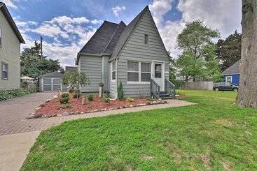 Lovely Dearborn Home W/ Gas Grill & Backyard!