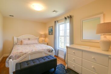 Charming Home W/ Yard: Steps To Pawcatuck River!