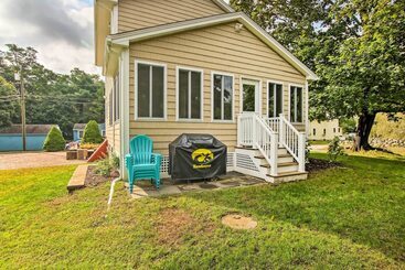 Charming Home W/ Yard: Steps To Pawcatuck River!