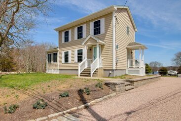 Charming Home W/ Yard: Steps To Pawcatuck River!