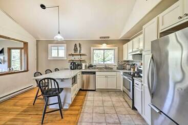 بيت ريفى Pocono Summit Home W/ Fire Pit & Lake Access