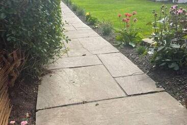 اقامتگاه 2 Bed House In Chesterfield Free Parking Garden
