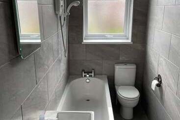 اقامتگاه 2 Bed House In Chesterfield Free Parking Garden