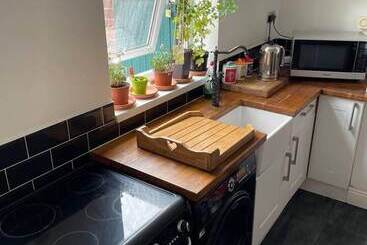اقامتگاه 2 Bed House In Chesterfield Free Parking Garden