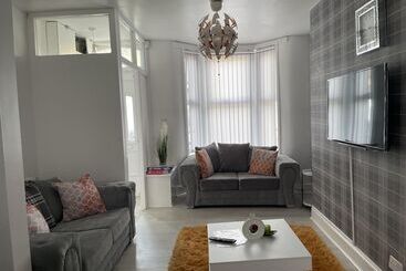 اقامتگاه Charming 2 Bed House In Wavertree Liverpool