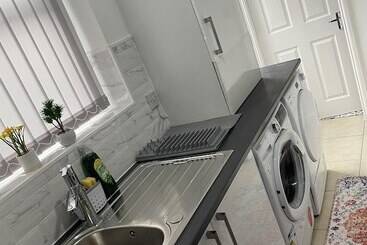 اقامتگاه Charming 2 Bed House In Wavertree Liverpool