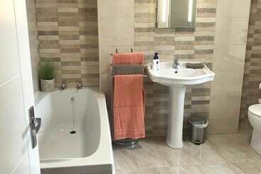 اقامتگاه Helens House Derry City Centre Remarkable 3 Bed