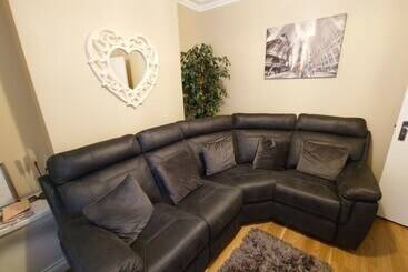 اقامتگاه Helens House Derry City Centre Remarkable 3 Bed