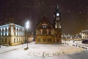 اقامتگاه Helens House Derry City Centre Remarkable 3 Bed