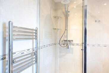 اقامتگاه Immaculate 4 Bed House In Southampton