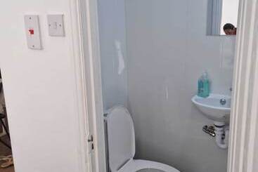 اقامتگاه Immaculate 4 Bed House In Southampton