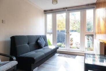 اقامتگاه Immaculate 4 Bed House In Southampton