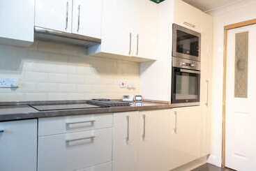 اقامتگاه Immaculate 4 Bed House In Southampton