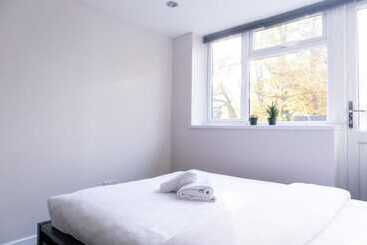اقامتگاه Immaculate 4 Bed House In Southampton