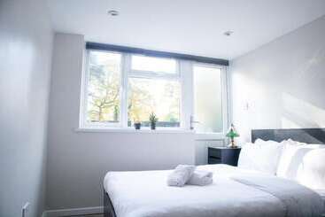 اقامتگاه Immaculate 4 Bed House In Southampton