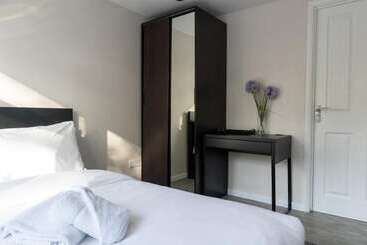 اقامتگاه Immaculate 4 Bed House In Southampton