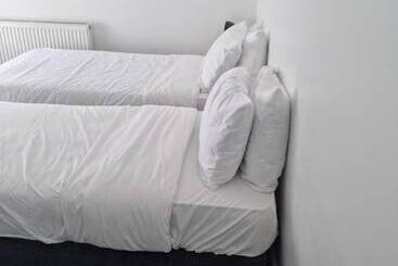 اقامتگاه Immaculate 4 Bed House In Southampton