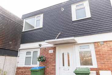 اقامتگاه Immaculate 4 Bed House In Southampton