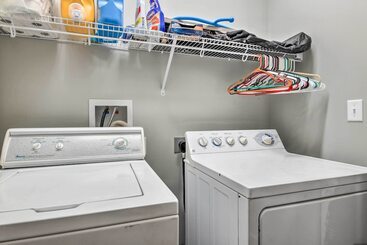 Сельский дом Scenic Hillside Cabin In Sylva W/ Hot Tub & Views!