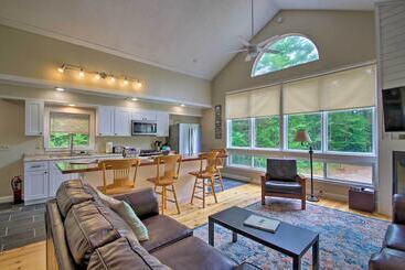 White Mountains Home W/ Hot Tub   Walk To Town!