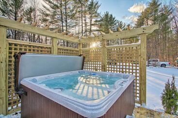 White Mountains Home W/ Hot Tub   Walk To Town!