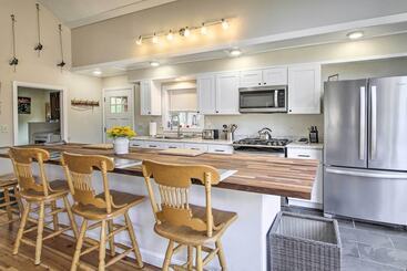 White Mountains Home W/ Hot Tub   Walk To Town!