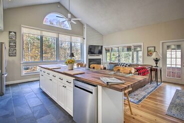 White Mountains Home W/ Hot Tub   Walk To Town!