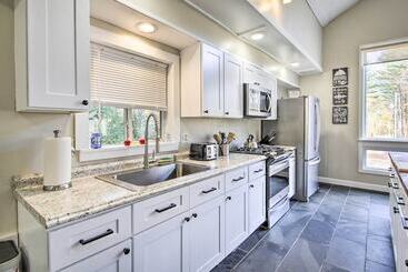 White Mountains Home W/ Hot Tub   Walk To Town!