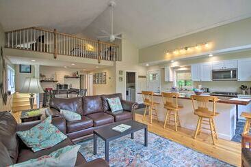White Mountains Home W/ Hot Tub   Walk To Town!