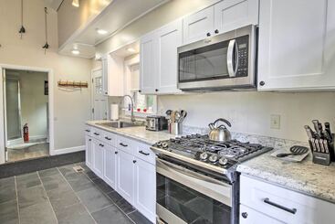 White Mountains Home W/ Hot Tub   Walk To Town!