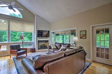 White Mountains Home W/ Hot Tub   Walk To Town!