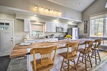 White Mountains Home W/ Hot Tub   Walk To Town!