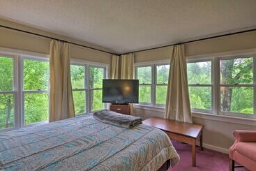 White Mountains Home W/ Hot Tub   Walk To Town!