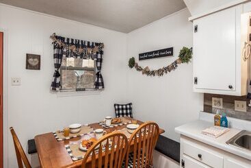 The Elk Meadow Cozy Cabin