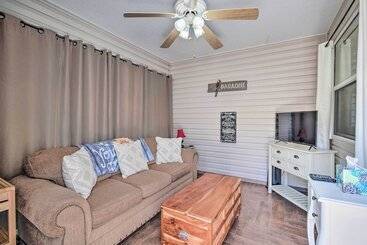 Сельский дом ~ 1 Mi To Golf: Home W/ Patio In The Villages!