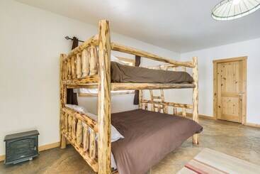 Сельский дом Spacious Fairplay Log Home W/ Patio & Fire Pit!