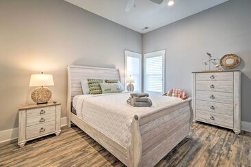 コテージ Bright Coastal Abode With Porch & Beach Access!