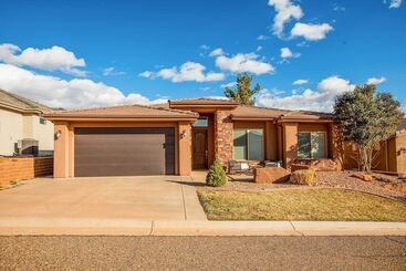 Zion Area Home W/ Scenic Views & Private Hot Tub!