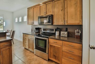 Zion Area Home W/ Scenic Views & Private Hot Tub!
