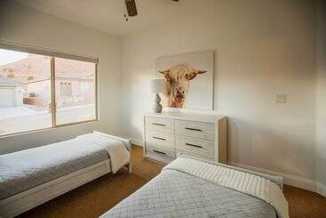 Zion Area Home W/ Scenic Views & Private Hot Tub!
