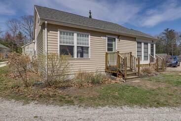 Charming Coastal Cottage W/ Pool Access!