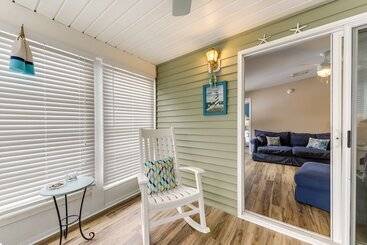 Charming Coastal Cottage W/ Pool Access!