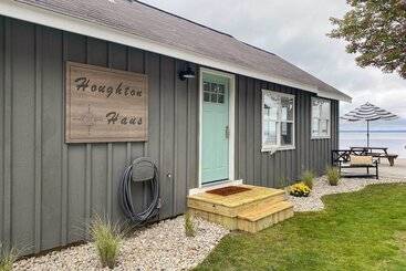 Charming Modern Cottage On Houghton Lake!