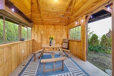 茅舍 Chic Port Angeles Home W/ Oceanfront Balcony!