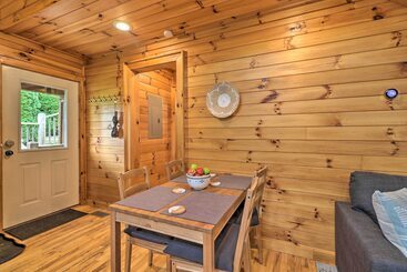 コテージ Cozy Boone Cabin W/ Deck: Close To Downtown!