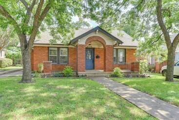 7 Mi To Dtwn Dallas: Cozy Home W/ Yard!