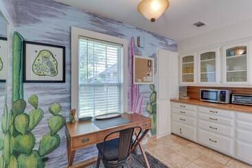 7 Mi To Dtwn Dallas: Cozy Home W/ Yard!