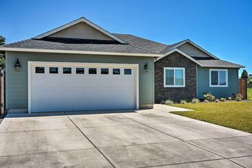 Cozy Home W/ Yard ~ 3 Mi To Downtown Medford!