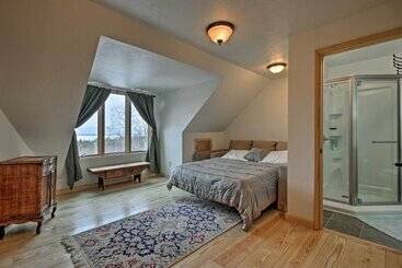 Spacious Gilford Retreat W/ Deck: 2 Mi To Skiing!