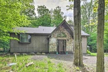 コテージ Gouldsboro Lake Home W/ Deck & Game Room!